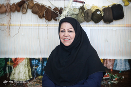 كارگاه قالى‌بافى يک بانوى كارآفرين
