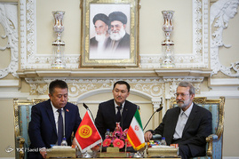 دیدار علی لاریجانی با رئیس مجلس قرقیزستان