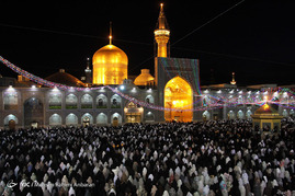 چراغانی و آذین بندی حرم امام رضا(ع) در شب مبعث حضرت محمد(ص)