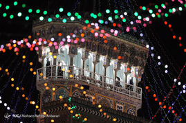 چراغانی و آذین بندی حرم امام رضا(ع) در شب مبعث حضرت محمد(ص)