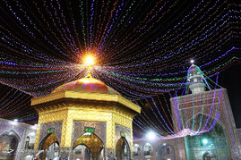 چراغانی و آذین بندی حرم امام رضا(ع) در شب مبعث حضرت محمد(ص)