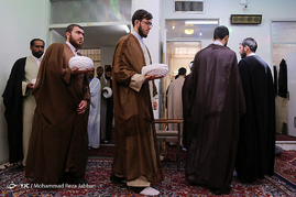 مراسم عمامه گذاری طلاب توسط آیت الله صافی گلپایگانی‎ - قم
