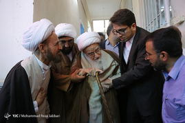 مراسم عمامه گذاری طلاب توسط آیت الله صافی گلپایگانی‎ - قم