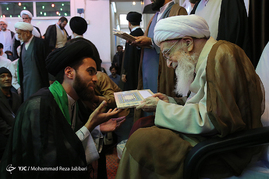 مراسم عمامه گذاری طلاب توسط آیت الله صافی گلپایگانی‎ - قم