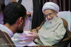 مراسم عمامه گذاری طلاب توسط آیت الله صافی گلپایگانی‎ - قم