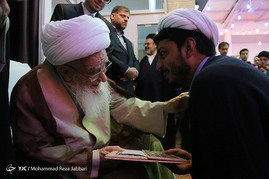 مراسم عمامه گذاری طلاب توسط آیت الله صافی گلپایگانی‎ - قم
