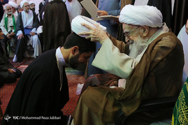 مراسم عمامه گذاری طلاب توسط آیت الله صافی گلپایگانی‎ - قم