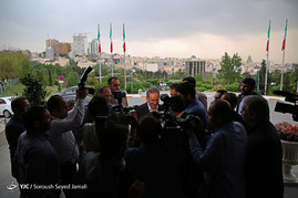 پشت صحنه ضبط برنامه اسحاق جهانگیری نامزد انتخابات ریاست جمهوری