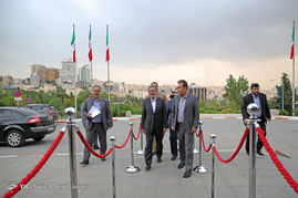 پشت صحنه ضبط برنامه اسحاق جهانگیری نامزد انتخابات ریاست جمهوری