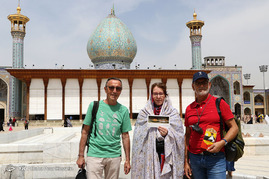 خوشنویسی آیات قرآن و جملاتی از انجیل برای زائران غیر ایرانی در حرم شاهچراغ (ع)