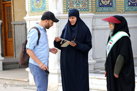 خوشنویسی آیات قرآن و جملاتی از انجیل برای زائران غیر ایرانی در حرم شاهچراغ (ع)