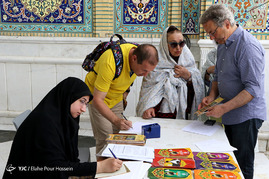 خوشنویسی آیات قرآن و جملاتی از انجیل برای زائران غیر ایرانی در حرم شاهچراغ (ع)