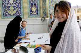 خوشنویسی آیات قرآن و جملاتی از انجیل برای زائران غیر ایرانی در حرم شاهچراغ (ع)