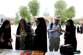 خوشنویسی آیات قرآن و جملاتی از انجیل برای زائران غیر ایرانی در حرم شاهچراغ (ع)