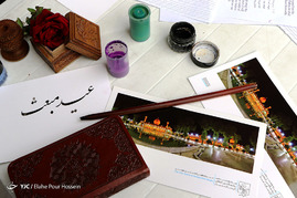 خوشنویسی آیات قرآن و جملاتی از انجیل برای زائران غیر ایرانی در حرم شاهچراغ (ع)