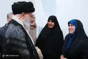 دیدار نویسنده و راوی کتاب «فرنگیس» با رهبر معظم انقلاب