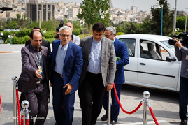 پشت صحنه ضبط برنامه رادیویی مصطفی هاشمی طبا نامزد انتخابات ریاست جمهوری
