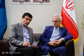 پشت صحنه ضبط برنامه رادیویی مصطفی هاشمی طبا نامزد انتخابات ریاست جمهوری