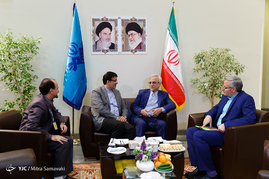پشت صحنه ضبط برنامه رادیویی مصطفی هاشمی طبا نامزد انتخابات ریاست جمهوری