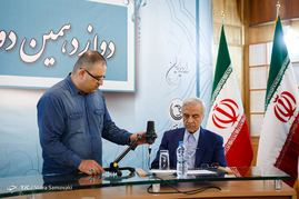 پشت صحنه ضبط برنامه رادیویی مصطفی هاشمی طبا نامزد انتخابات ریاست جمهوری