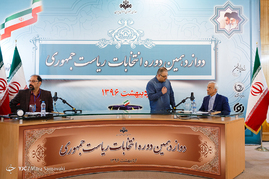پشت صحنه ضبط برنامه رادیویی مصطفی هاشمی طبا نامزد انتخابات ریاست جمهوری