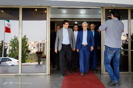 پشت صحنه ضبط برنامه رادیویی مصطفی هاشمی طبا نامزد انتخابات ریاست جمهوری