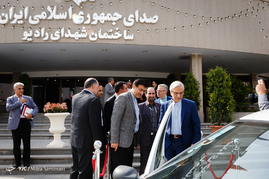 پشت صحنه ضبط برنامه رادیویی مصطفی هاشمی طبا نامزد انتخابات ریاست جمهوری