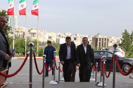 پشت صحنه ضبط برنامه اسحاق جهانگیری نامزد انتخابات ریاست جمهوری