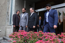 پشت صحنه ضبط برنامه اسحاق جهانگیری نامزد انتخابات ریاست جمهوری