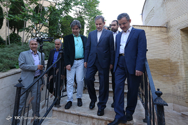 پشت صحنه ضبط برنامه تلویزیونی اسحاق جهانگیری نامزد انتخابات ریاست جمهوری