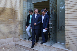 پشت صحنه ضبط برنامه تلویزیونی اسحاق جهانگیری نامزد انتخابات ریاست جمهوری