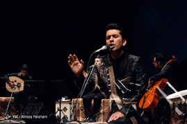 کنسرت محمد معتمدی در تالار وحدت-عکس ثبت شده با تکنیک مولتی اکسپوز 