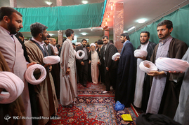 عمامه گذاری طلاب توسط آیت الله مکارم شیرازی ‎- قم‎