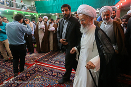 عمامه گذاری طلاب توسط آیت الله مکارم شیرازی ‎- قم‎