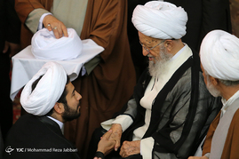عمامه گذاری طلاب توسط آیت الله مکارم شیرازی ‎- قم‎
