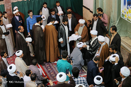 عمامه گذاری طلاب توسط آیت الله مکارم شیرازی ‎- قم‎