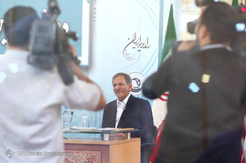 پشت صحنه ضبط برنامه رادیویی اسحاق جهانگیری نامزد انتخابات ریاست جمهوری