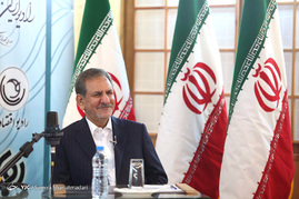پشت صحنه ضبط برنامه رادیویی اسحاق جهانگیری نامزد انتخابات ریاست جمهوری