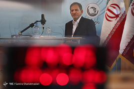 پشت صحنه ضبط برنامه رادیویی اسحاق جهانگیری نامزد انتخابات ریاست جمهوری