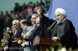 همایش حامیان حسن روحانی در ورزشگاه ۱۲ هزار نفری آزادی