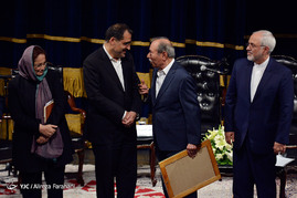دومین نشست صمیمی اهالی فرهنگ و هنر با دولتمردان با حضور محمدجواد ظریف- بیژن زنگنه-
 قاضی زاده هاشمی و علی نصیریان در تالار وحدت