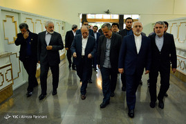 دومین نشست صمیمی اهالی فرهنگ و هنر با دولتمردان با حضور محمدجواد ظریف- بیژن زنگنه-
 قاضی زاده هاشمی و علی نصیریان در تالار وحدت