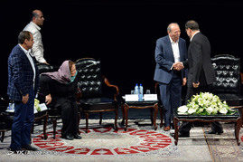 دومین نشست صمیمی اهالی فرهنگ و هنر با دولتمردان با حضور محمدجواد ظریف- بیژن زنگنه-
 قاضی زاده هاشمی و علی نصیریان در تالار وحدت