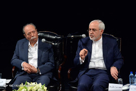 دومین نشست صمیمی اهالی فرهنگ و هنر با دولتمردان با حضور محمدجواد ظریف- بیژن زنگنه-
 قاضی زاده هاشمی و علی نصیریان در تالار وحدت