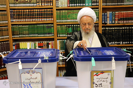 حضور آیت الله مکارم شیرازی پای صندوق اخذ رای