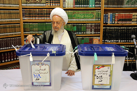 حضور آیت الله مکارم شیرازی پای صندوق اخذ رای
