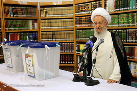 حضور آیت الله مکارم شیرازی پای صندوق اخذ رای