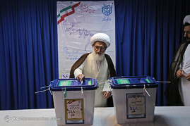 حضور آیت الله نوری همدانی پای صندوق اخذ رای