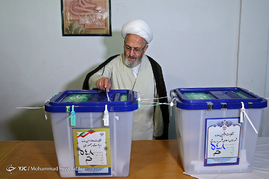حضور آیت الله مکارم شیرازی پای صندوق اخذ رای