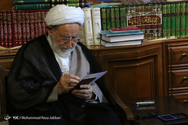 حضور آیت الله مکارم شیرازی پای صندوق اخذ رای